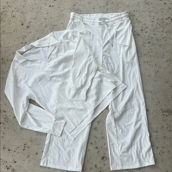 Other - White Long Sleeve Top and Pants Set